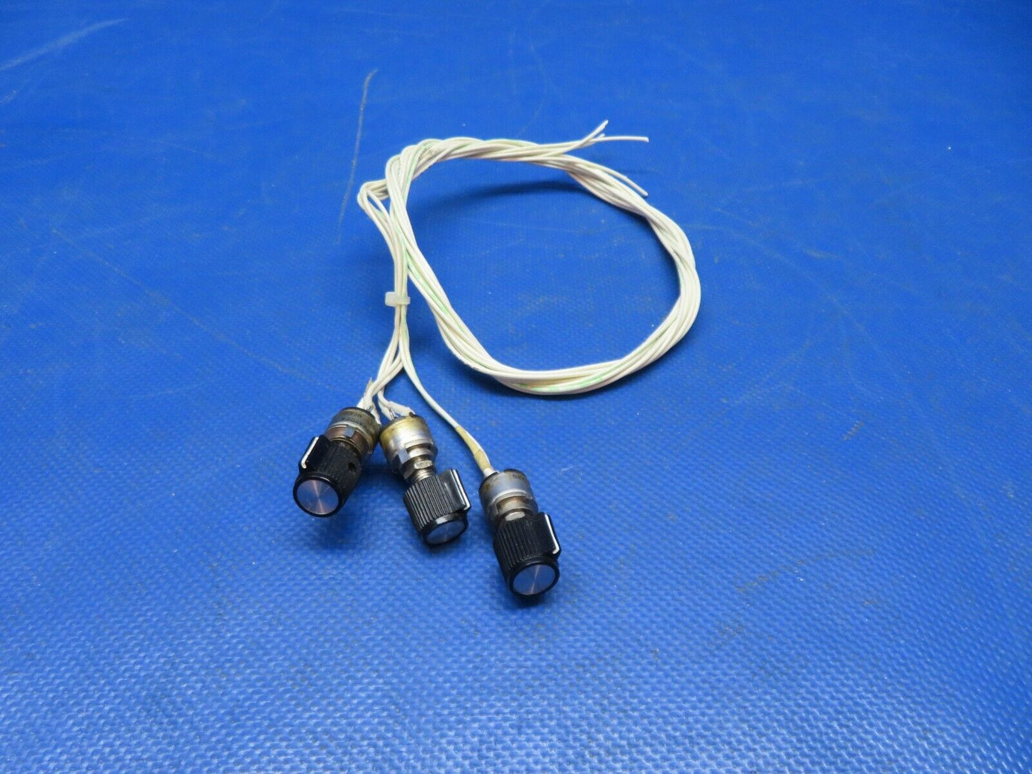 Piper PA-28-181 Archer Potentiometers w/ Knobs RV6NAYSA502A LOT OF 3 (1124-138)
