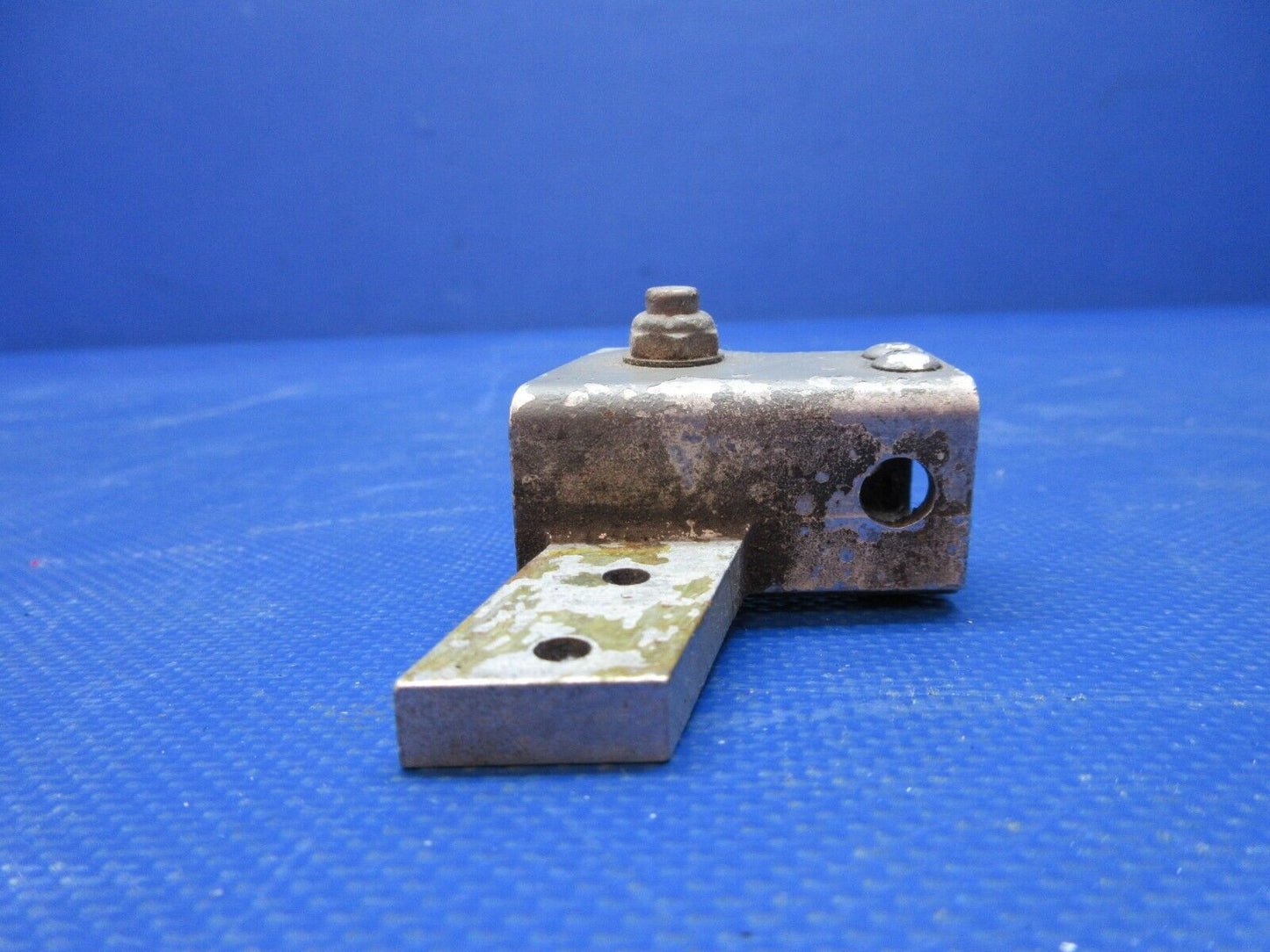 Cessna 172 / 172P FWD RH Seat Roller Housing P/N 1414104-65 (0824-1281)