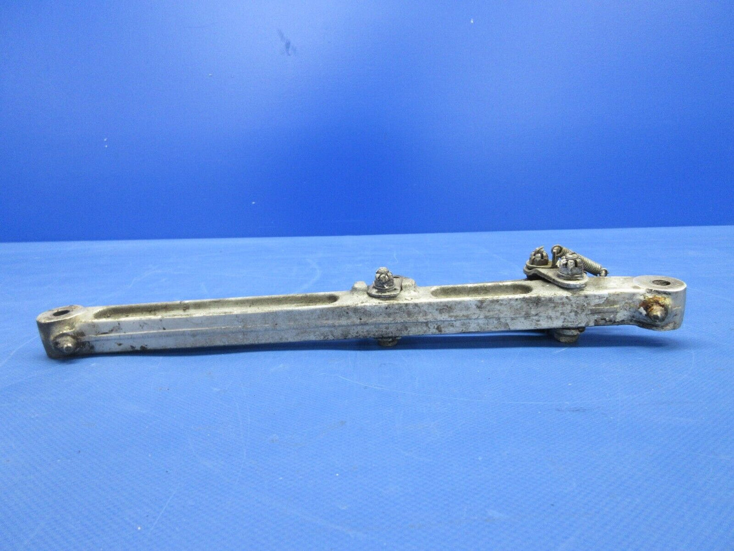 Piper PA-23-250 Aztec Main Gear Upper Link Assy P/N 16190-00 (0624-858)