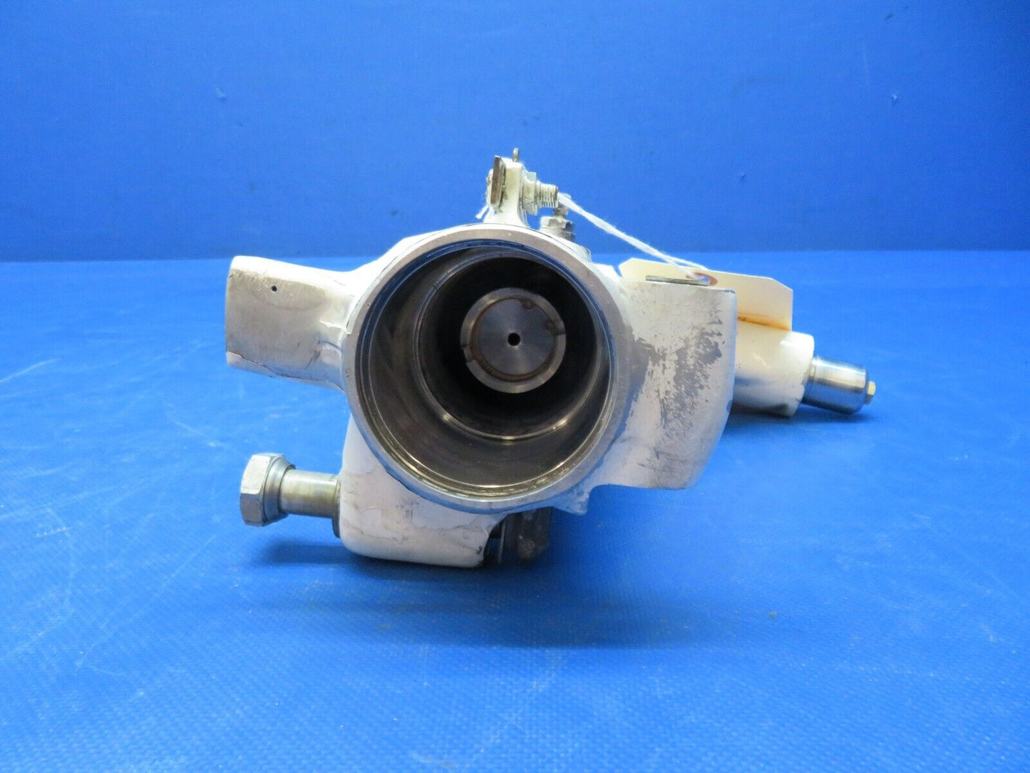 Piper PA-34-200T Seneca II RH Main Trunnion P/N 67926-13 (1024-237)