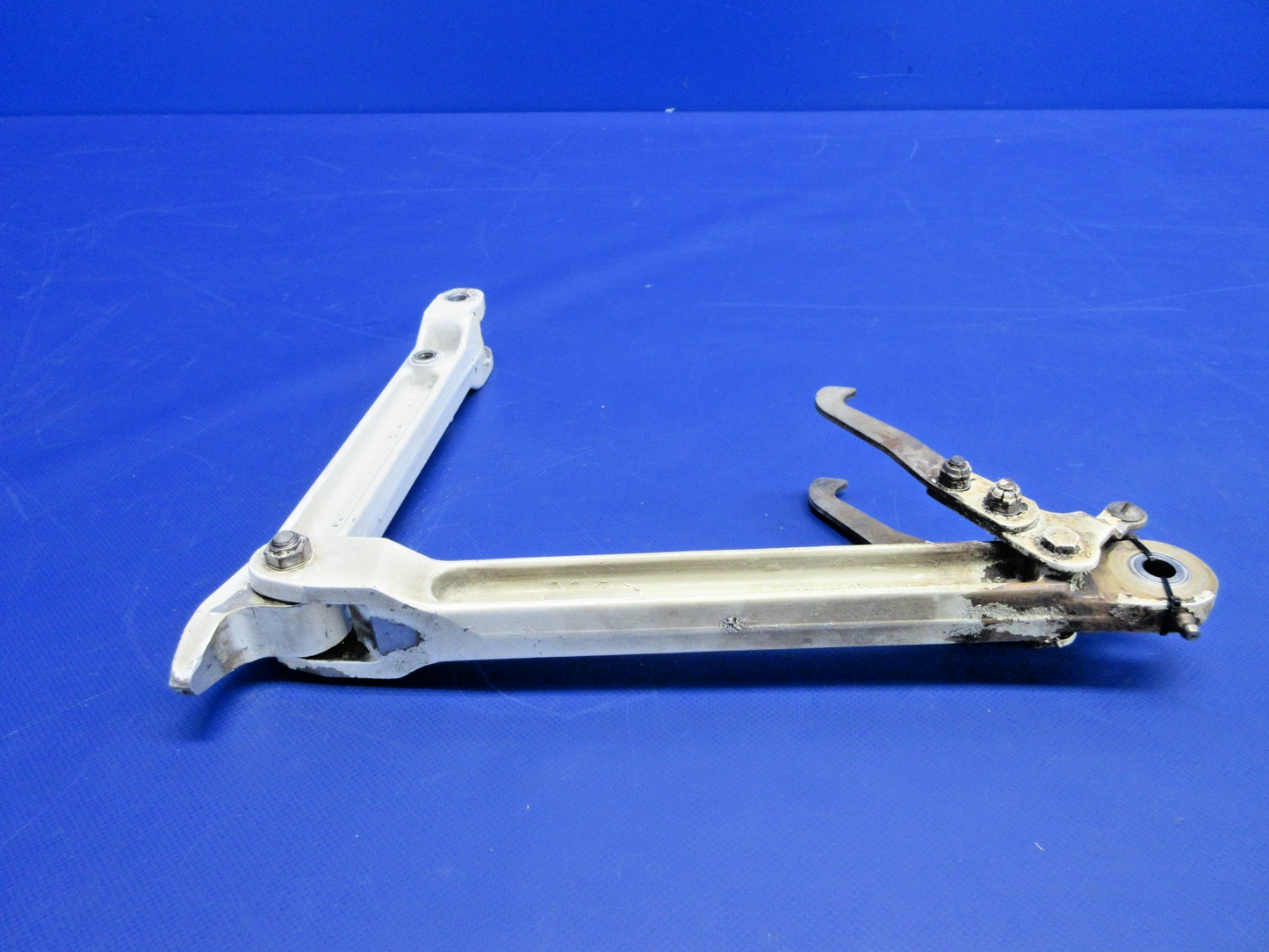 Cessna 310 / 310I Main Gear Links & Uplock Hook RH P/N 0841103-8 (0326-939)6
