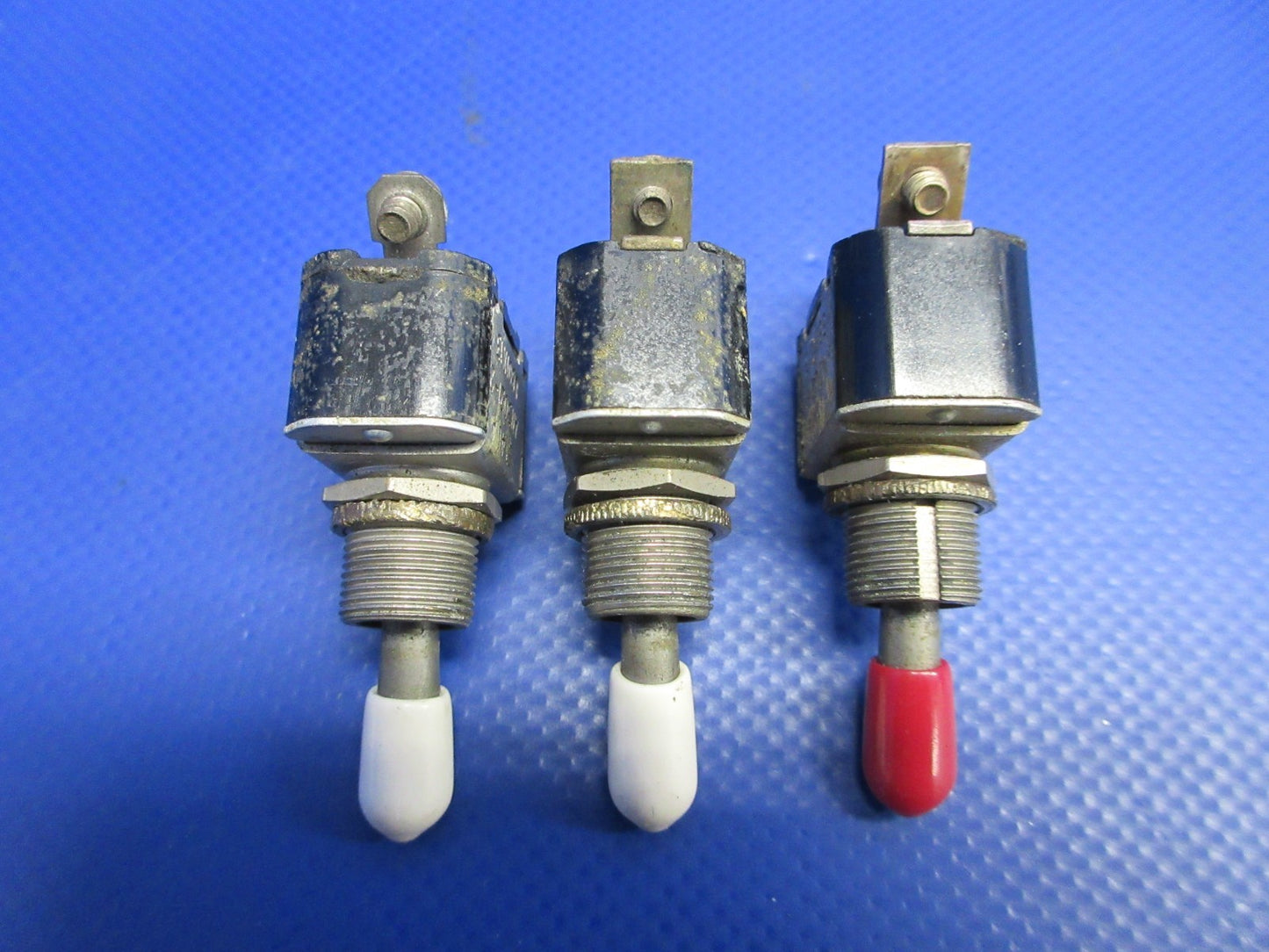 Cessna 310 / 310I Cutter-Hammer Toggle Switch P/N AN3021-2 LOT OF 3 (0326-815)1