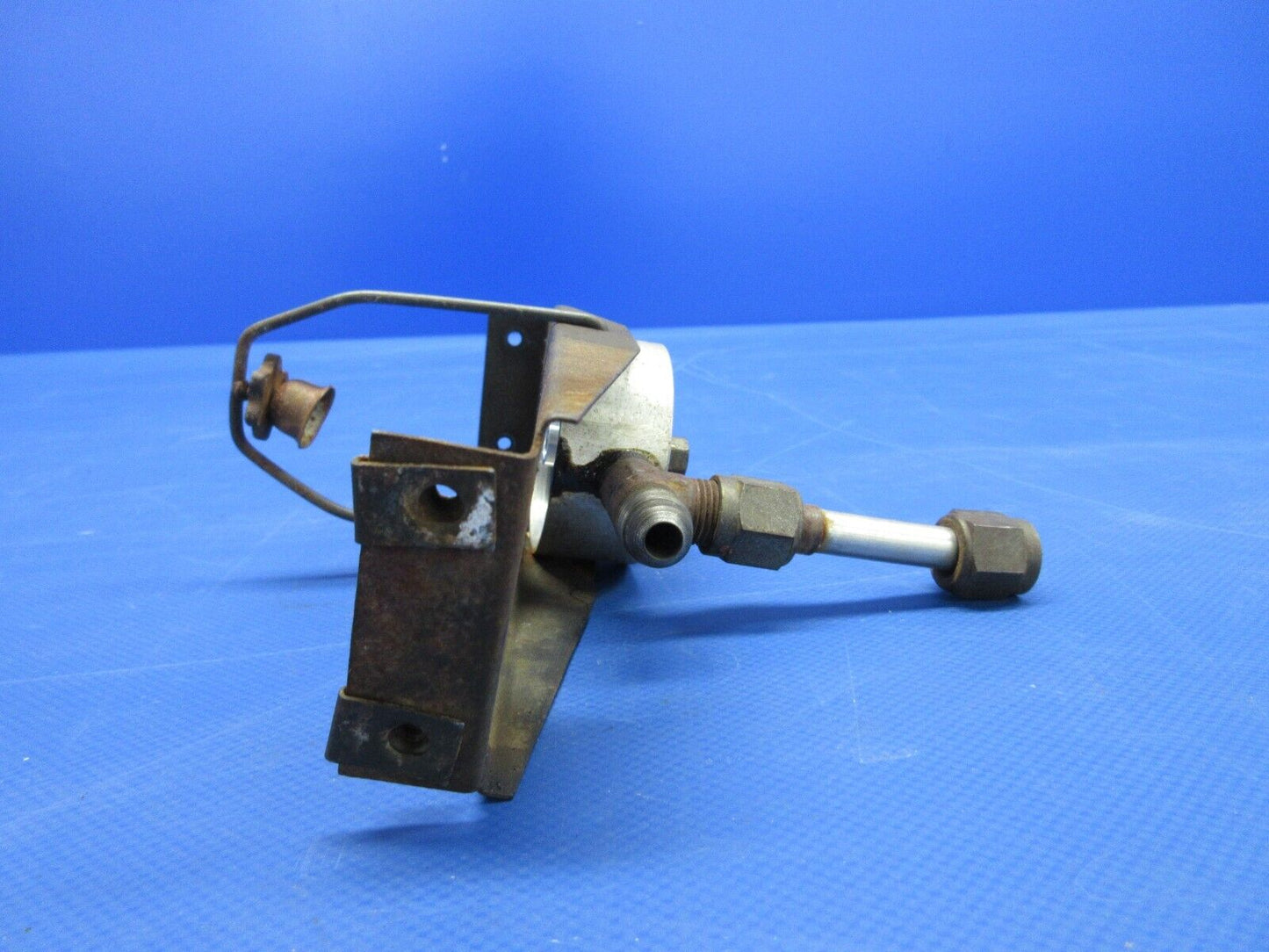 Piper PA-28-181 Archer Fuel Gascolator Assy With Bracket 62301-03 (0524-1044)