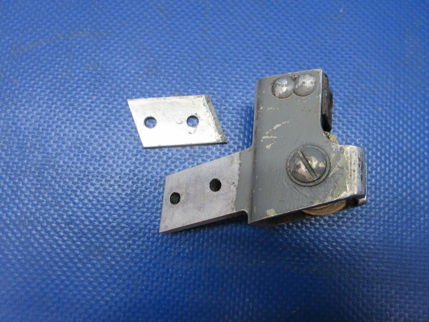 Cessna 172 / 172P FWD RH Seat Roller Housing P/N 1414104-65 (0824-1281)