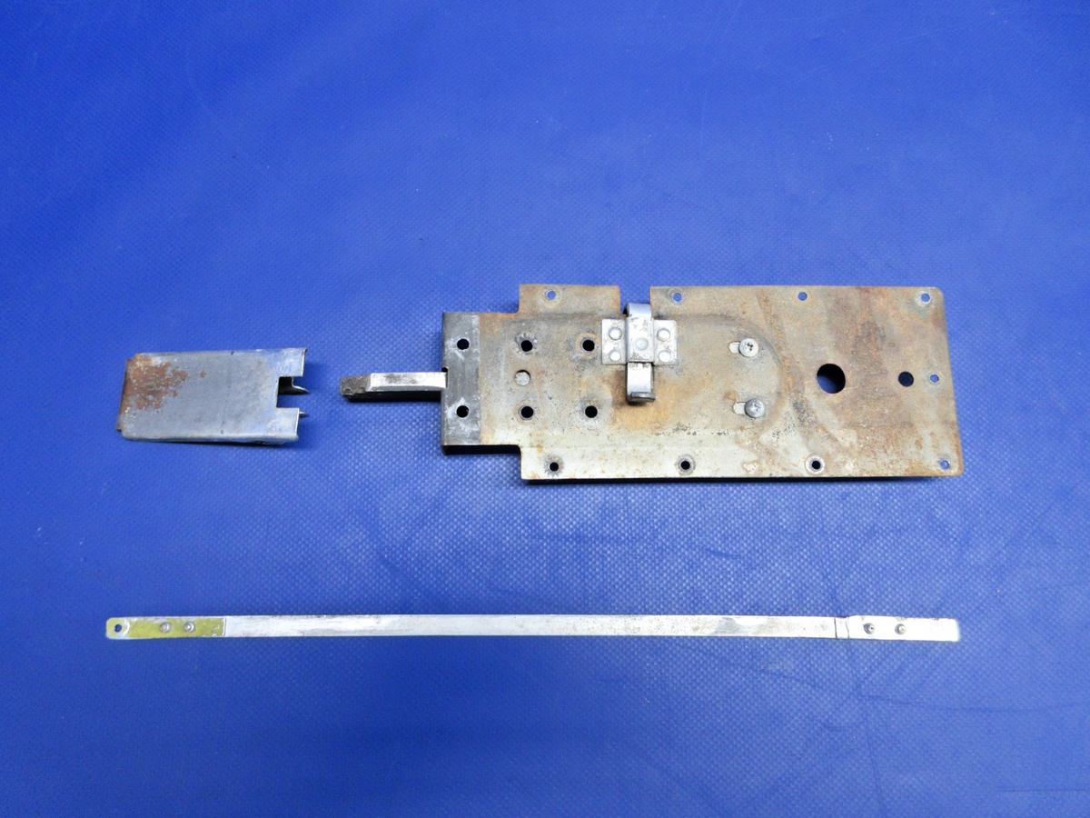Cessna 150 / 152 RH Cabin Door Latch P/N 0511260-2 FOR PARTS (0926-899)3
