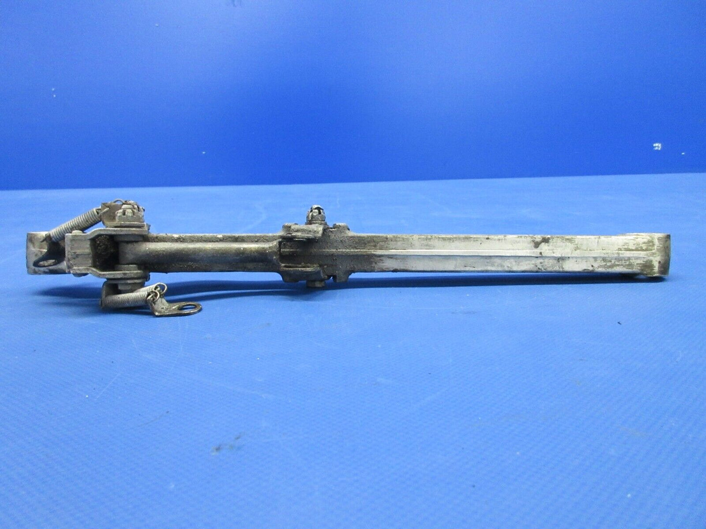 Piper PA-23-250 Aztec Main Gear Upper Link Assy P/N 16190-00 (0624-858)