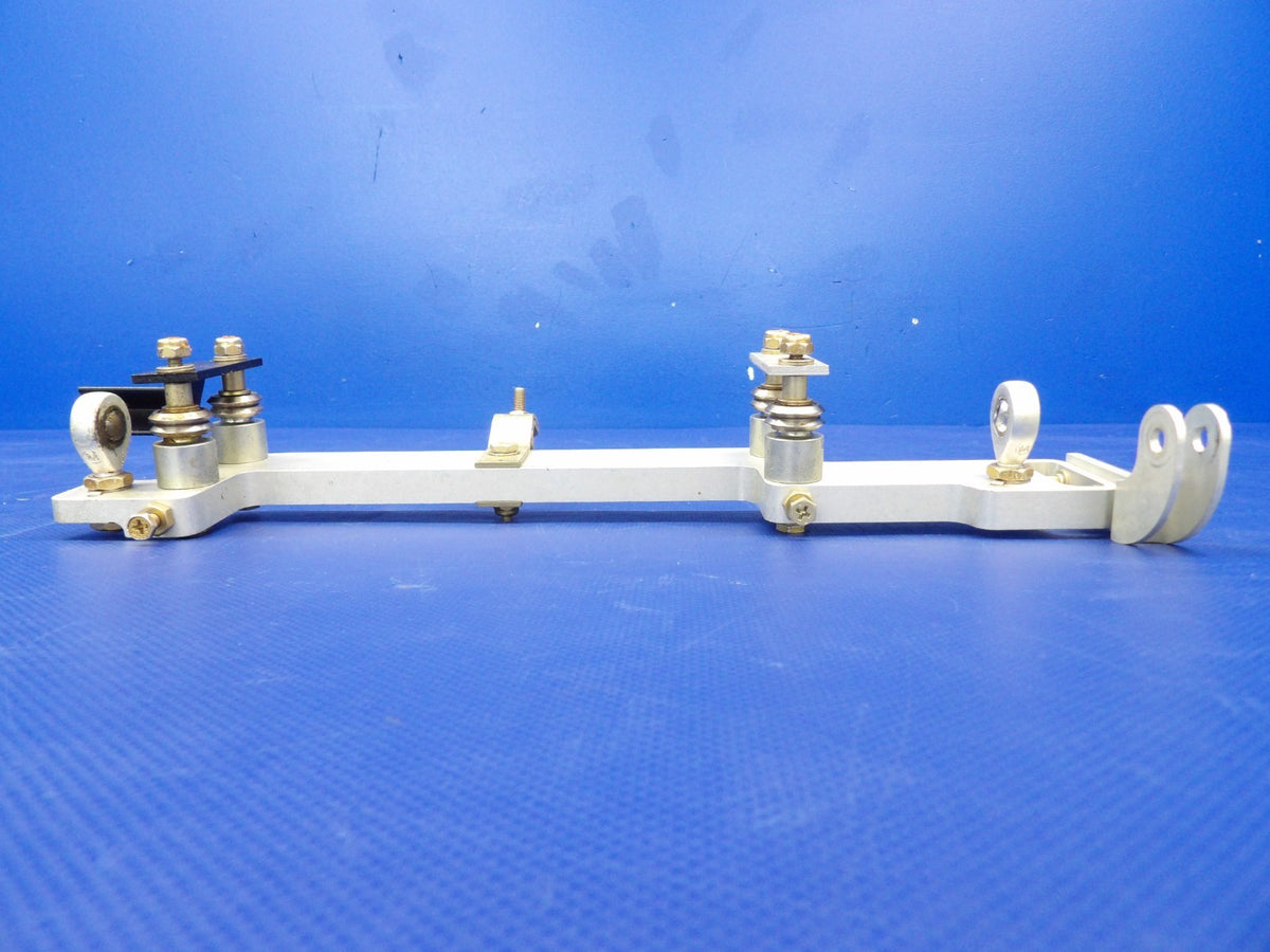 Cirrus SR22 Yoke Bearing Mount LH P/N 14938-001 (0926-1208)1