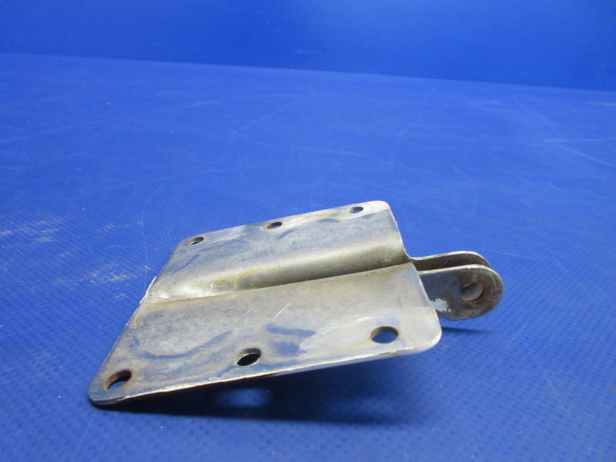 Piper PA-34-200T Seneca II Aft Cabin Door Hinge P/N 68174-00 LOT OF 2 (0626-889)9
