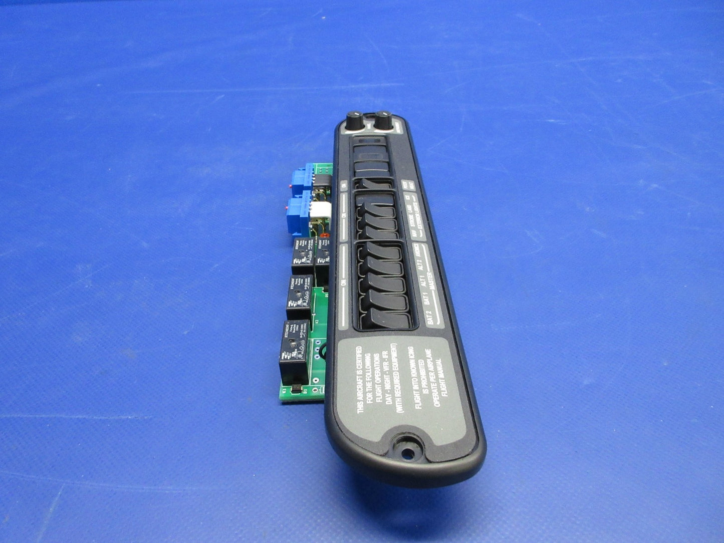 Cirrus SR20 / SR22 No Ice Lights Bolster Switch Panel 24900-005 NOS (0326-716)9