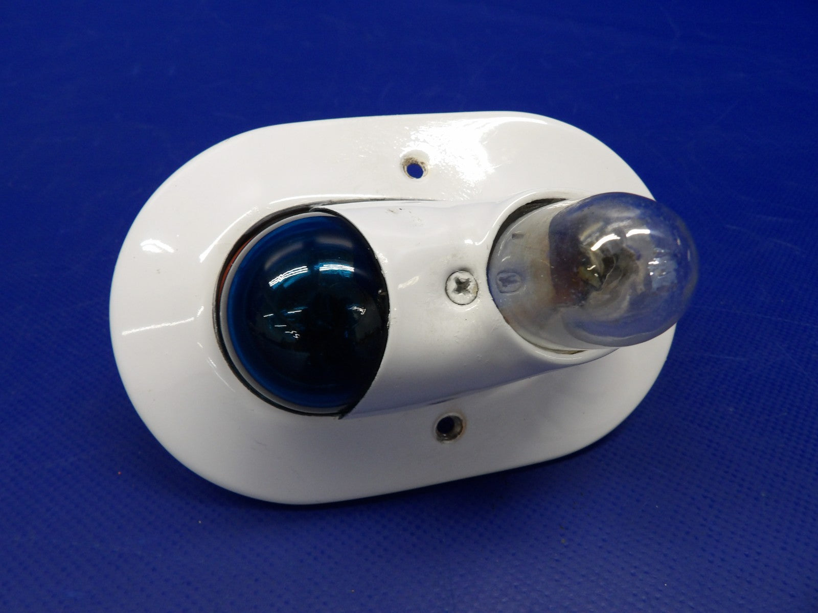Piper Cheyenne Whelen RH Nav Light 24V w Strobe + Shield P/N W1285PG (0626-1517)3