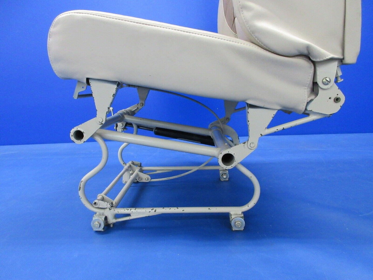 Piper PA-32RT-300T Vertical Adjust Front Pilot Seat Assy 79592-02 (0924-1424)