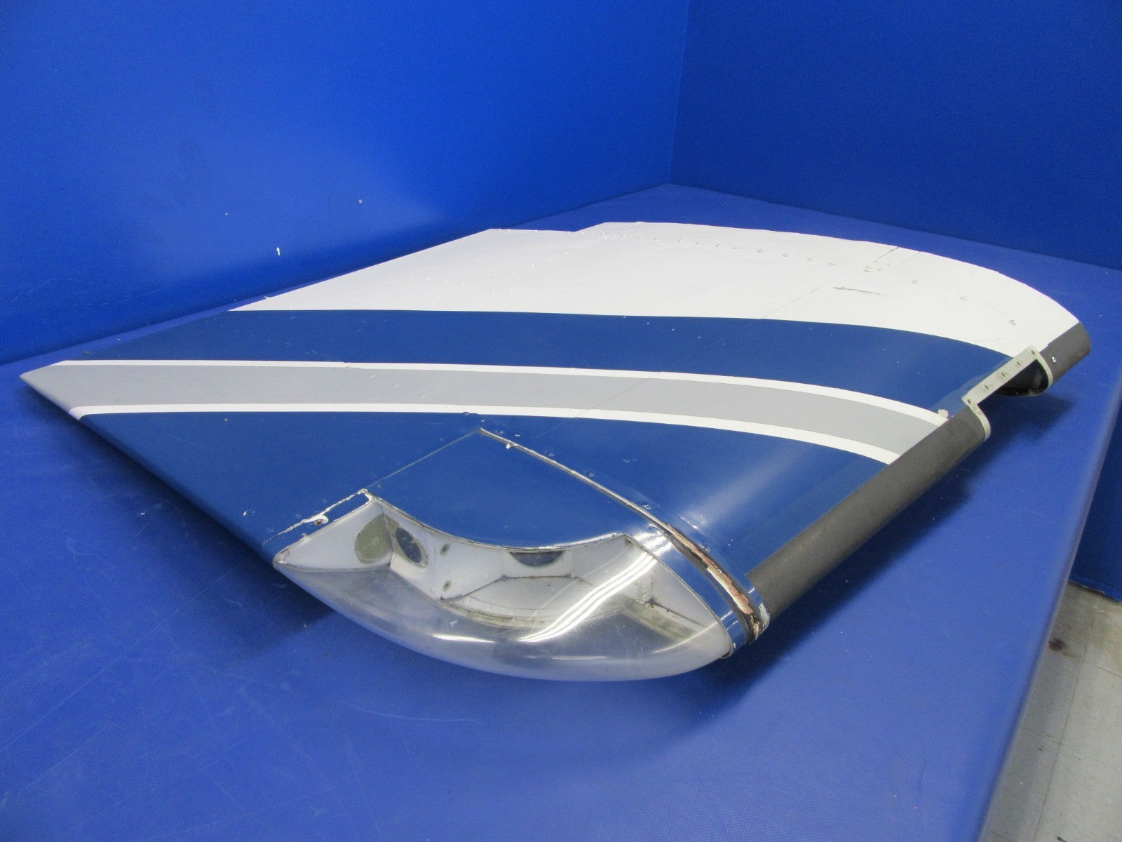 Beech 95-B55 Baron RH Wing Tip P/N 000-170000-6 (0326-45)0