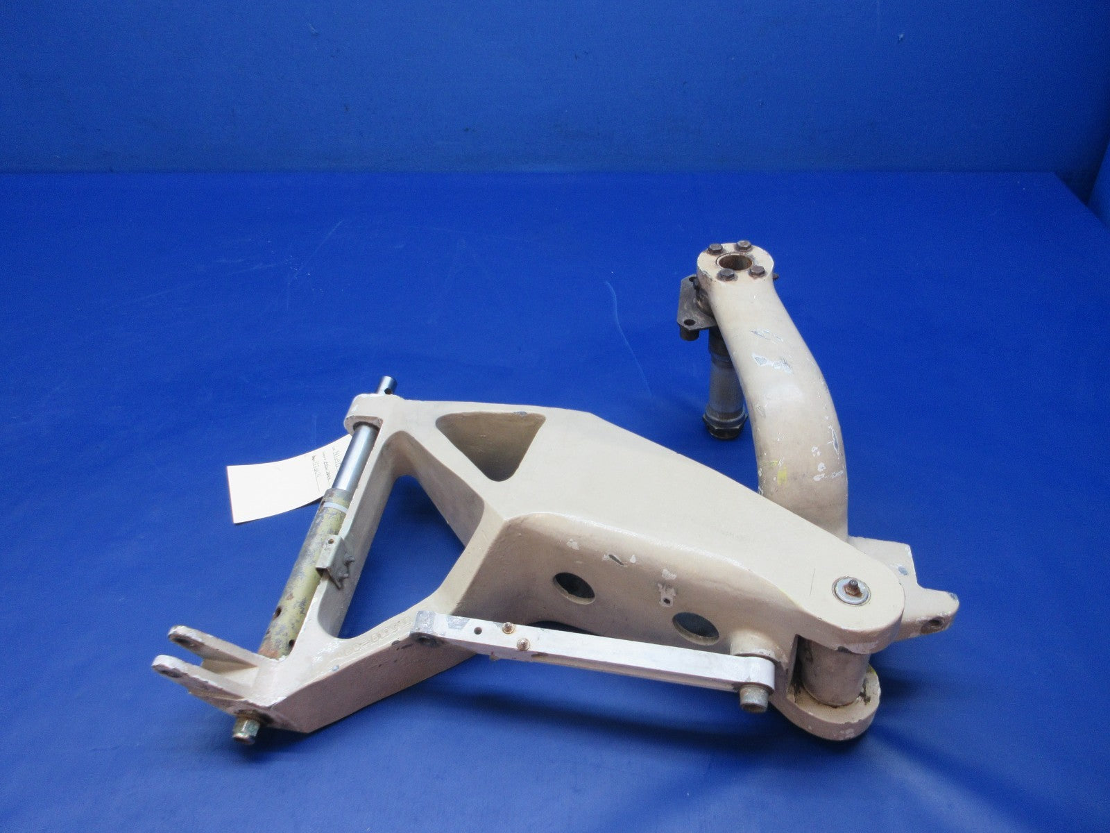 Beech 76 Duchess RH Main Landing Gear P/N 105-810019-2 (0526-2044)1