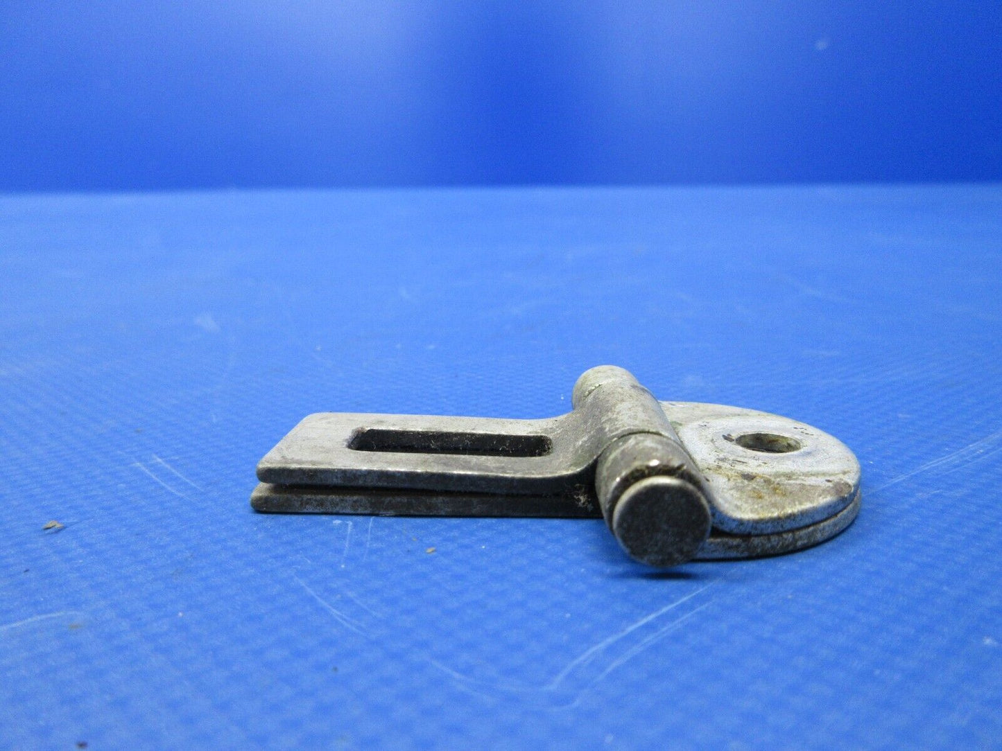 Cessna 180 / 180K Seat Belt Latch Assy P/N 0711083-1 (0524-1389)