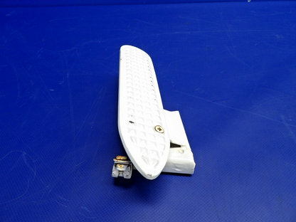 Cessna 172 / 172G RH Cabin Step & Bracket P/N 0541155-2 (0326-1237)3