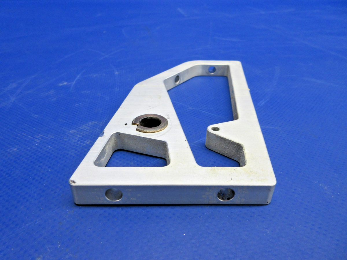Diamond DA-40 Control Column Mounting Bracket P/N DA4-2703-15-00 (0926-885)8