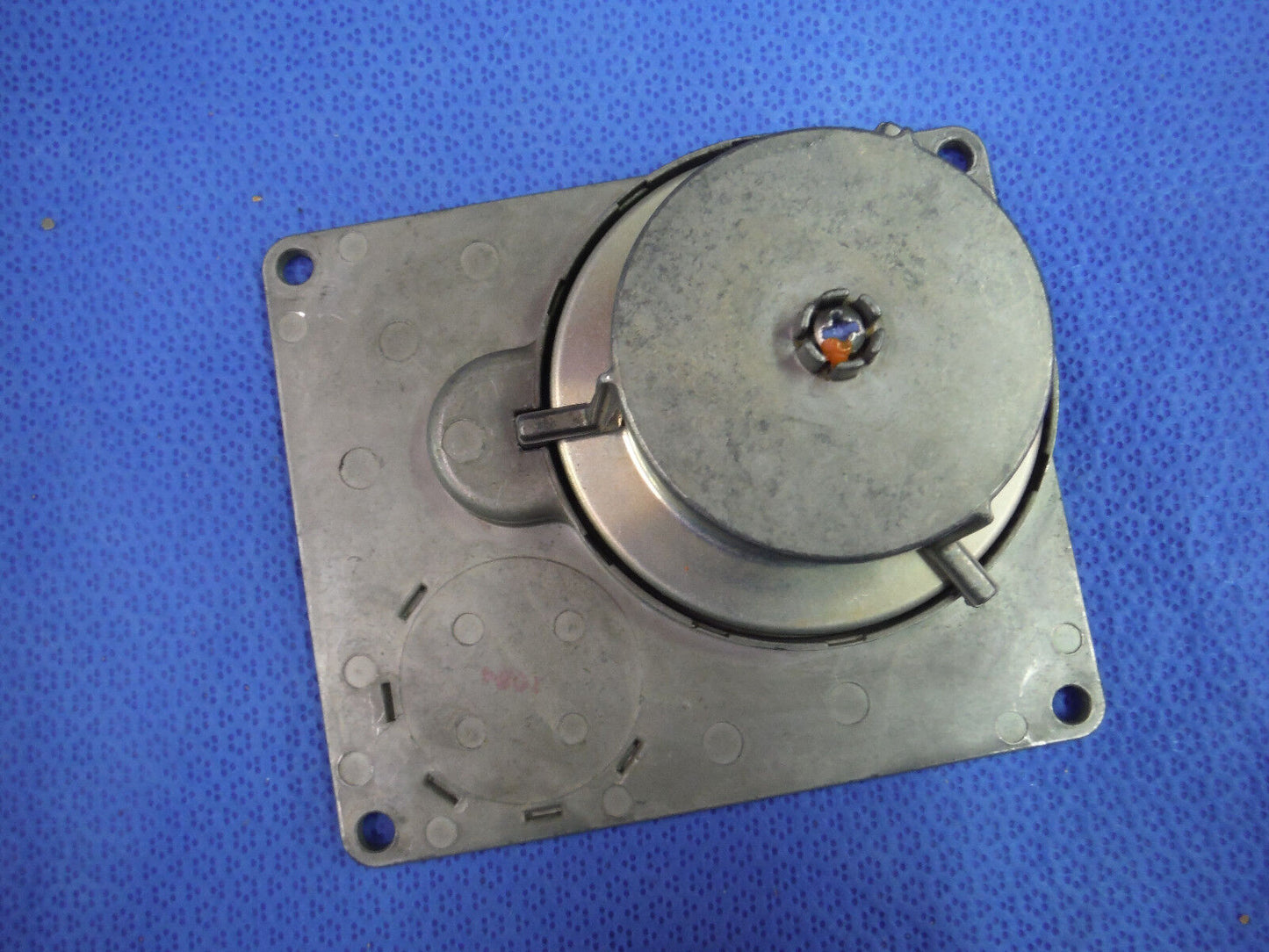 King KM-275 Servo Mount  P/N 065-0030-00 8130 Included  (1015-187)