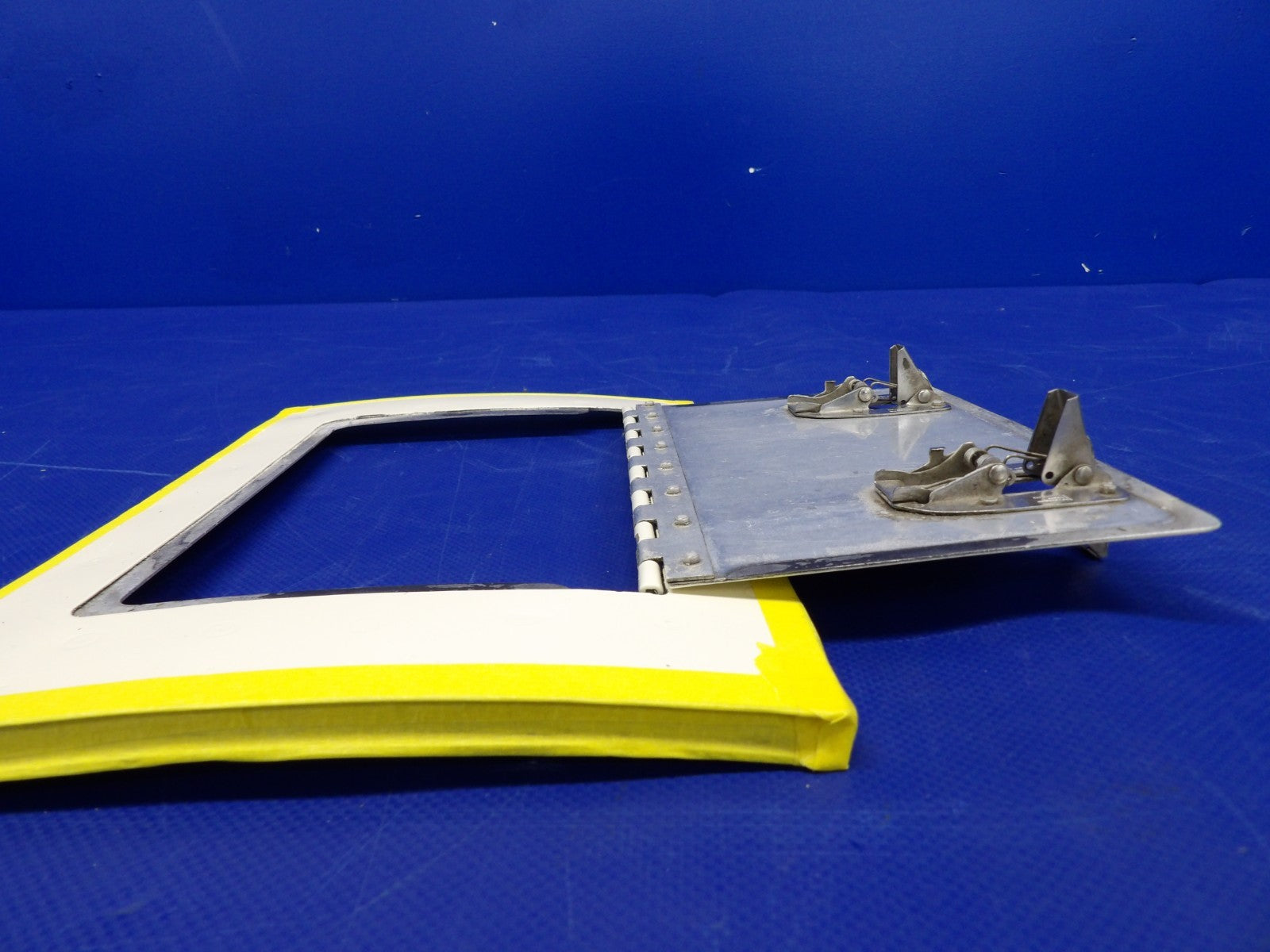 Beech 95 / D95A LH OTBD / RH INBD LWR Cowling Door P/N 95-910011-473 (0326-407)5