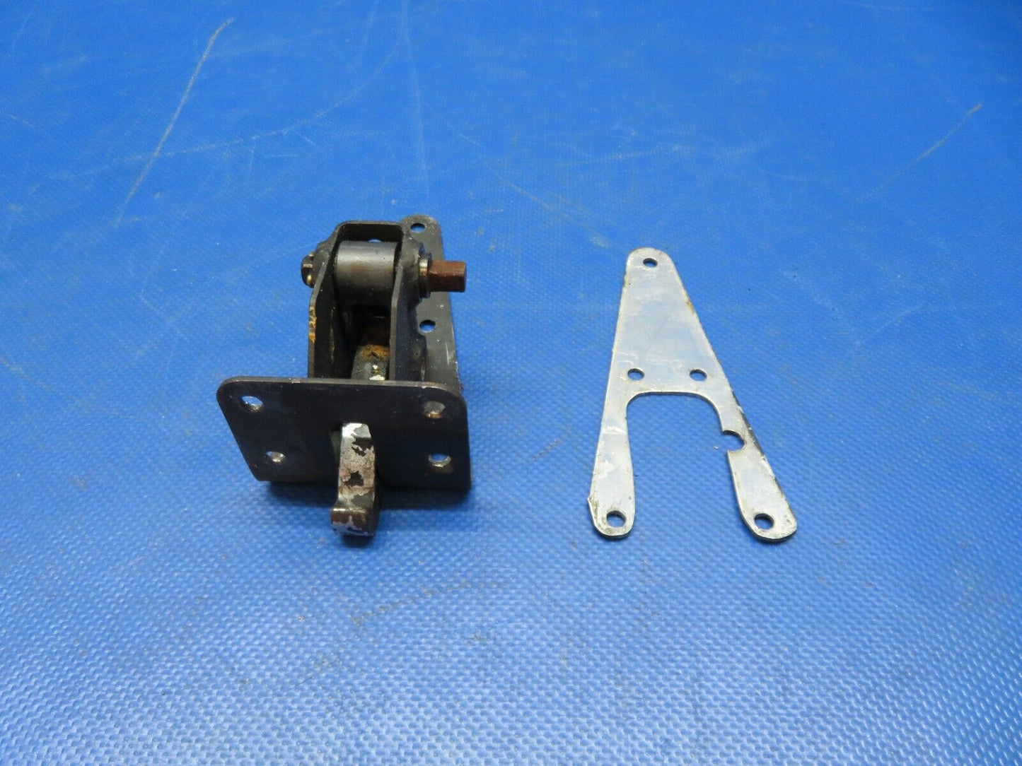 Cessna 337 / P337H Skymaster Front Lower Door Latch Assy 1511408-161 (0824-194)