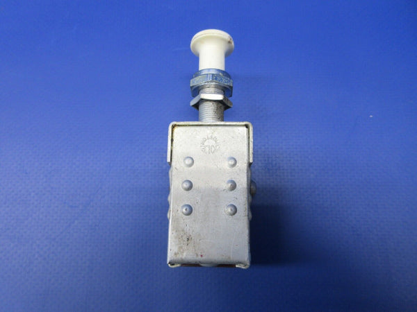 Early Cessna 210 Navigation Light Switch P/N 0713026-9 (1224-1313)