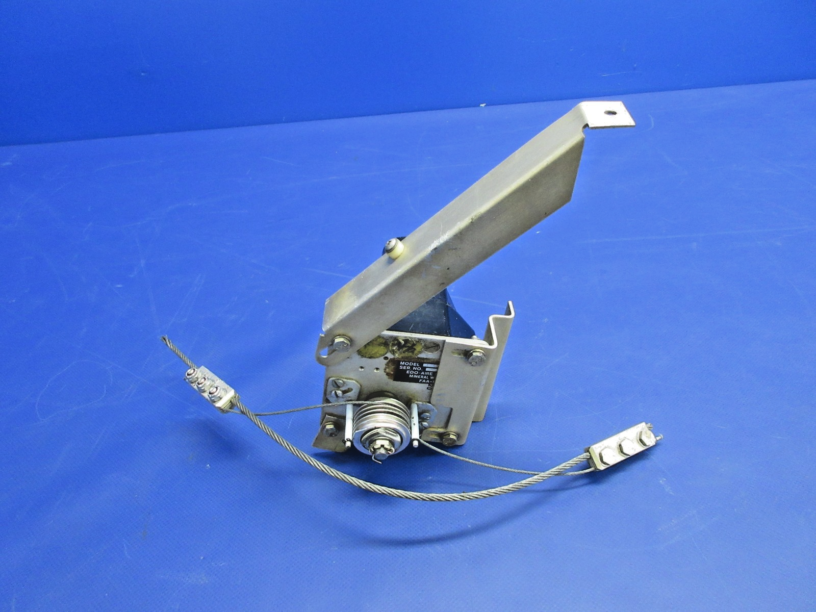 Beech D95A Travel Air Edo-Aire 1C465-1-303R Mitchell Roll Servo (0326-921)0