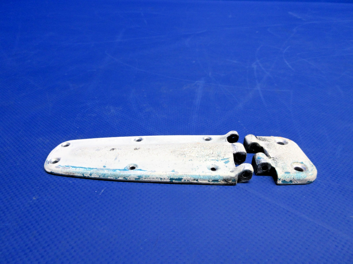 Cessna 150 / 152 RH LWR Cabin Door Hinge P/N 0413426-3, 0711037-500 (0926-876)7