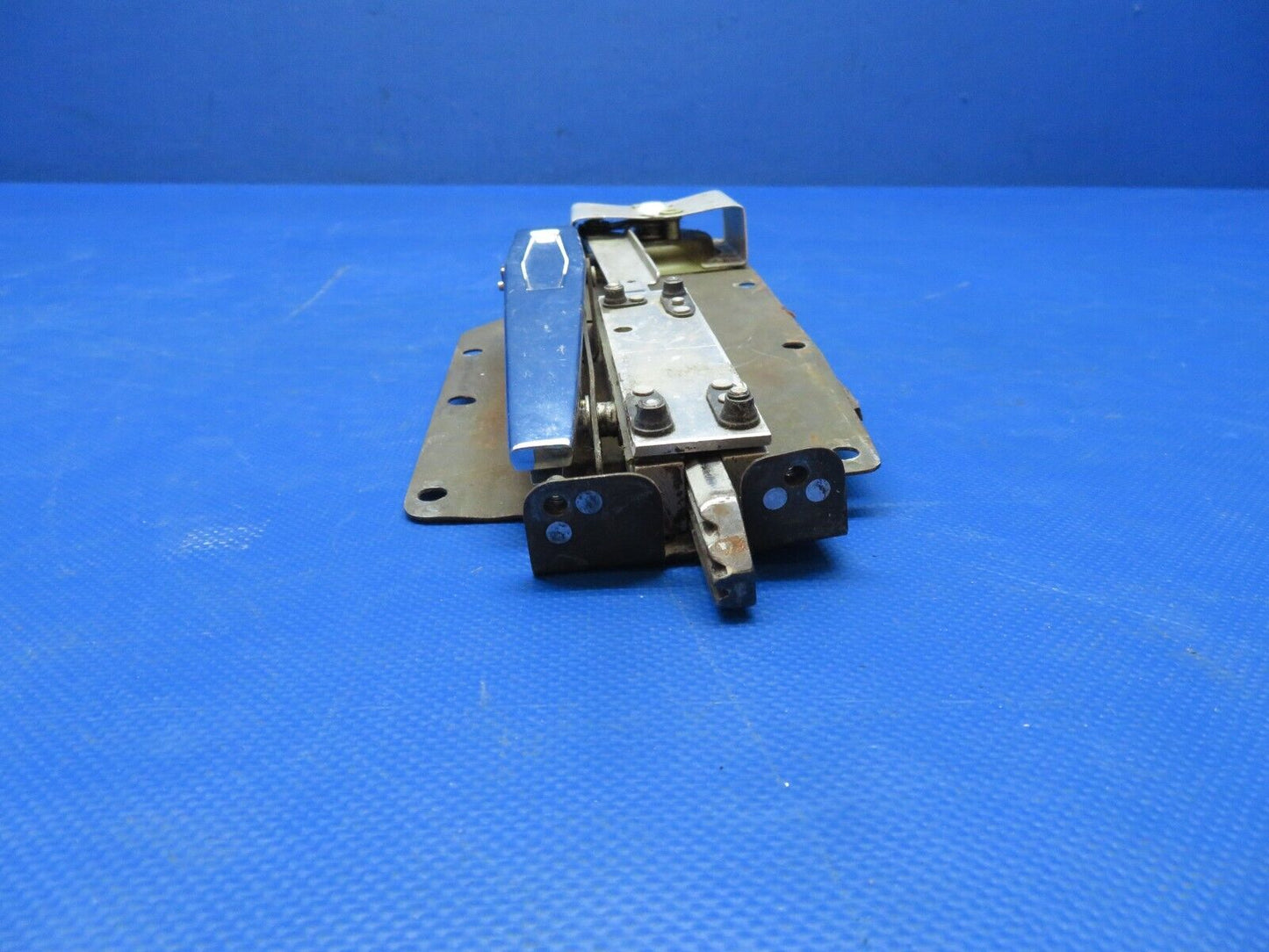 Cessna 180 / 180K Cabin Door Latch Assy LH P/N 1511205-16 (0724-1830)