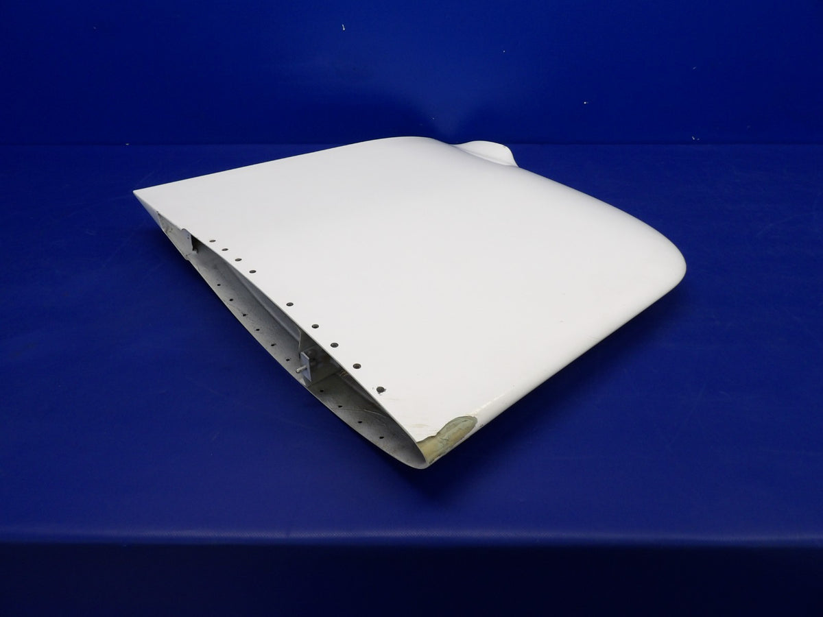 Minor Damage / Cirrus SR22 Right Hand Wing Tip P/N 13380-004 (0926-1242)10