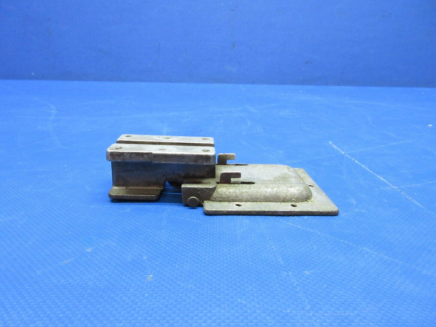 Cessna 150 RH Cabin Door Latch Assy P/N C511258-495 FOR PARTS (0724-1914)