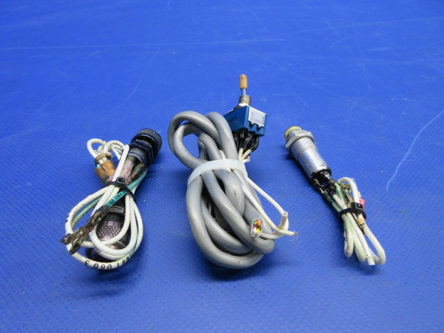 Cessna 310 / 310I Assorted Switches & Lights P/N AN3027-1 (0326-891)10
