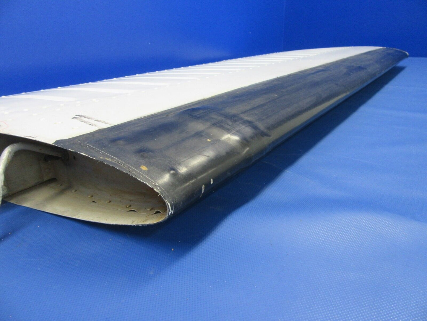 Piper PA-34-200T Seneca II Stabilator Assy w/ Deice Boots P/N 95866-00 (0424-11)
