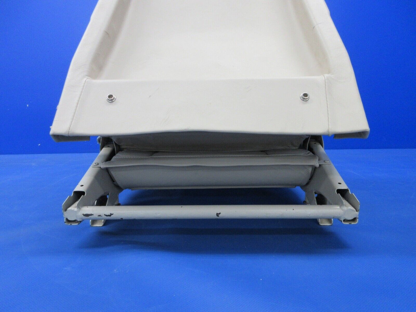 Piper PA-32RT-300T Center Aft Facing Seat Assy RH P/N 37799-02 (0924-1421)