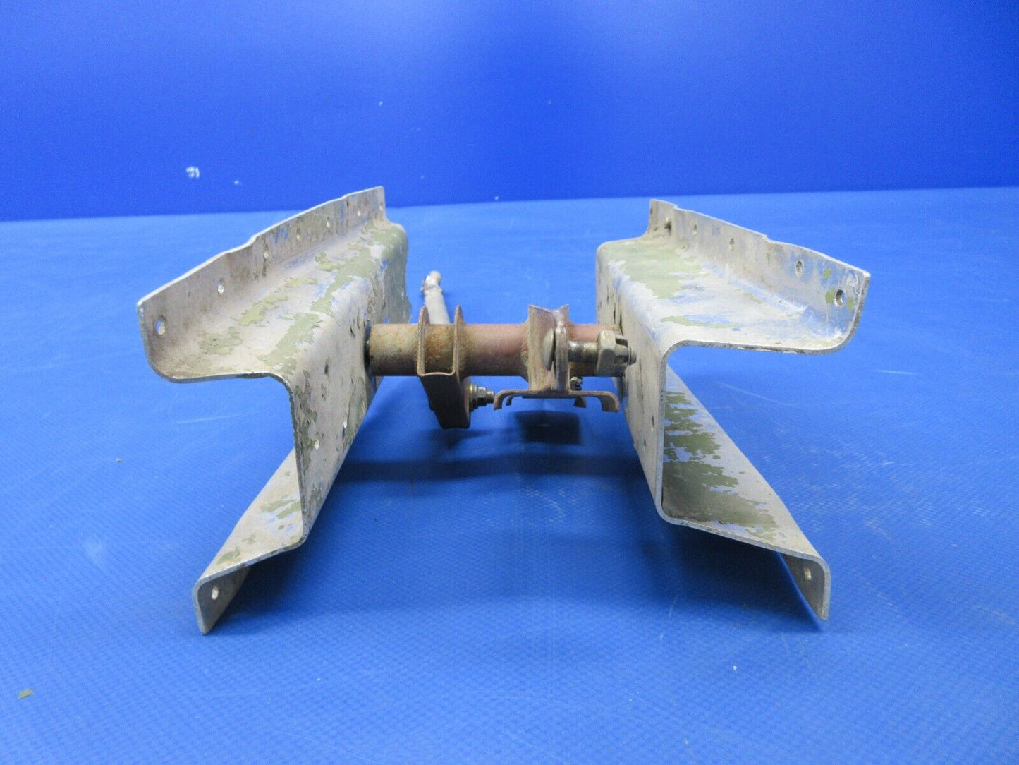 Cessna 210 Aileron Bellcrank Assy LH w/ Brackets & Rod P/N 1221087-1 (0624-1328)