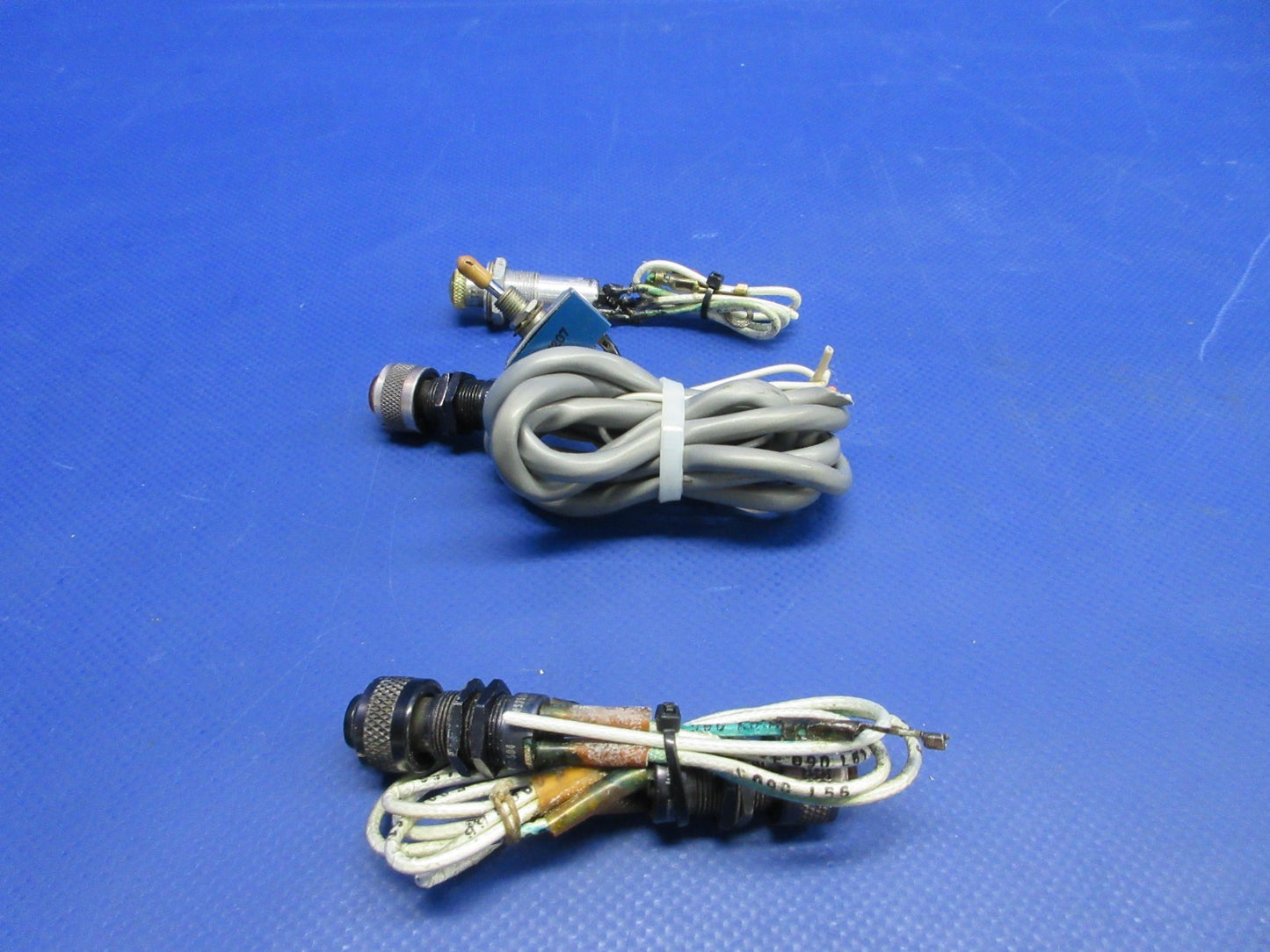 Cessna 310 / 310I Assorted Switches & Lights P/N AN3027-1 (0326-891)9