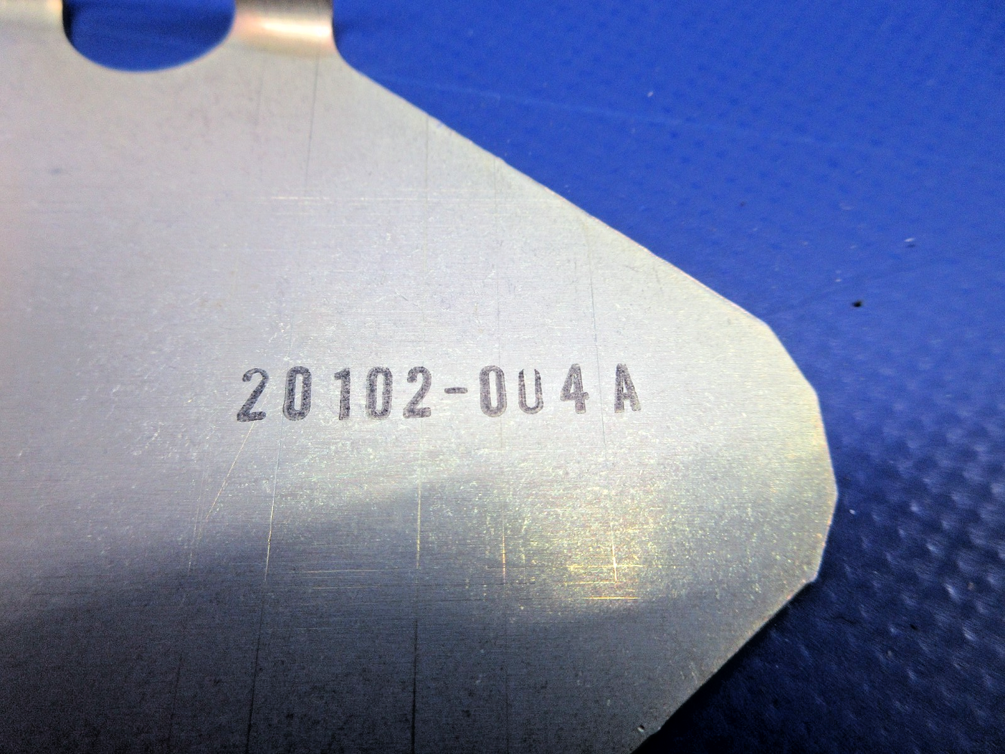 Cirrus SR20 / SR22 Vertical Spar Top Hinge P/N 20102-004 NOS (0326-991)2