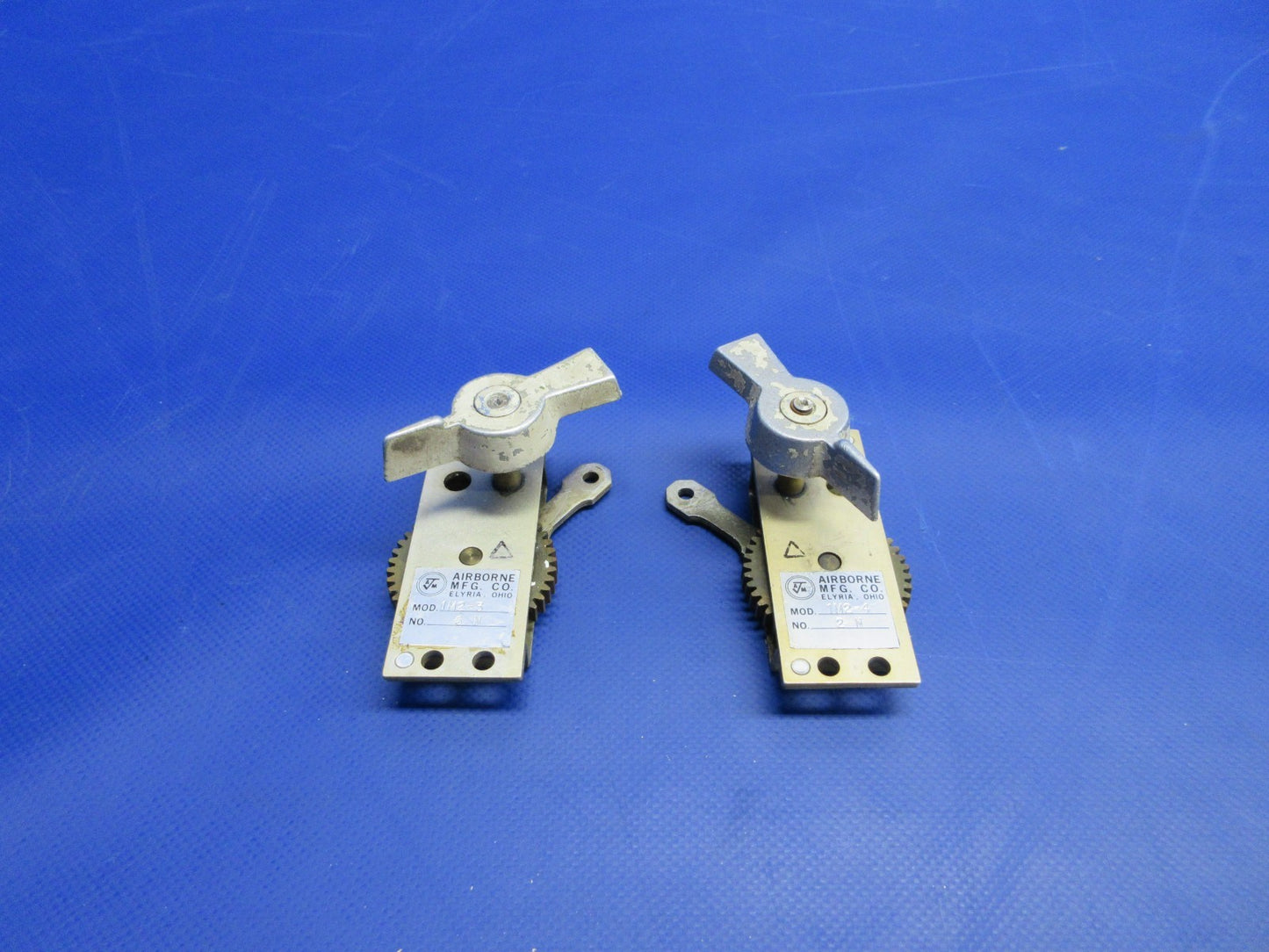 C-421 Airborne IM2-3 / IM2-4 Fuel Selectors LH & RH P/N IM2-3 & IM2-4 (0726-738)1
