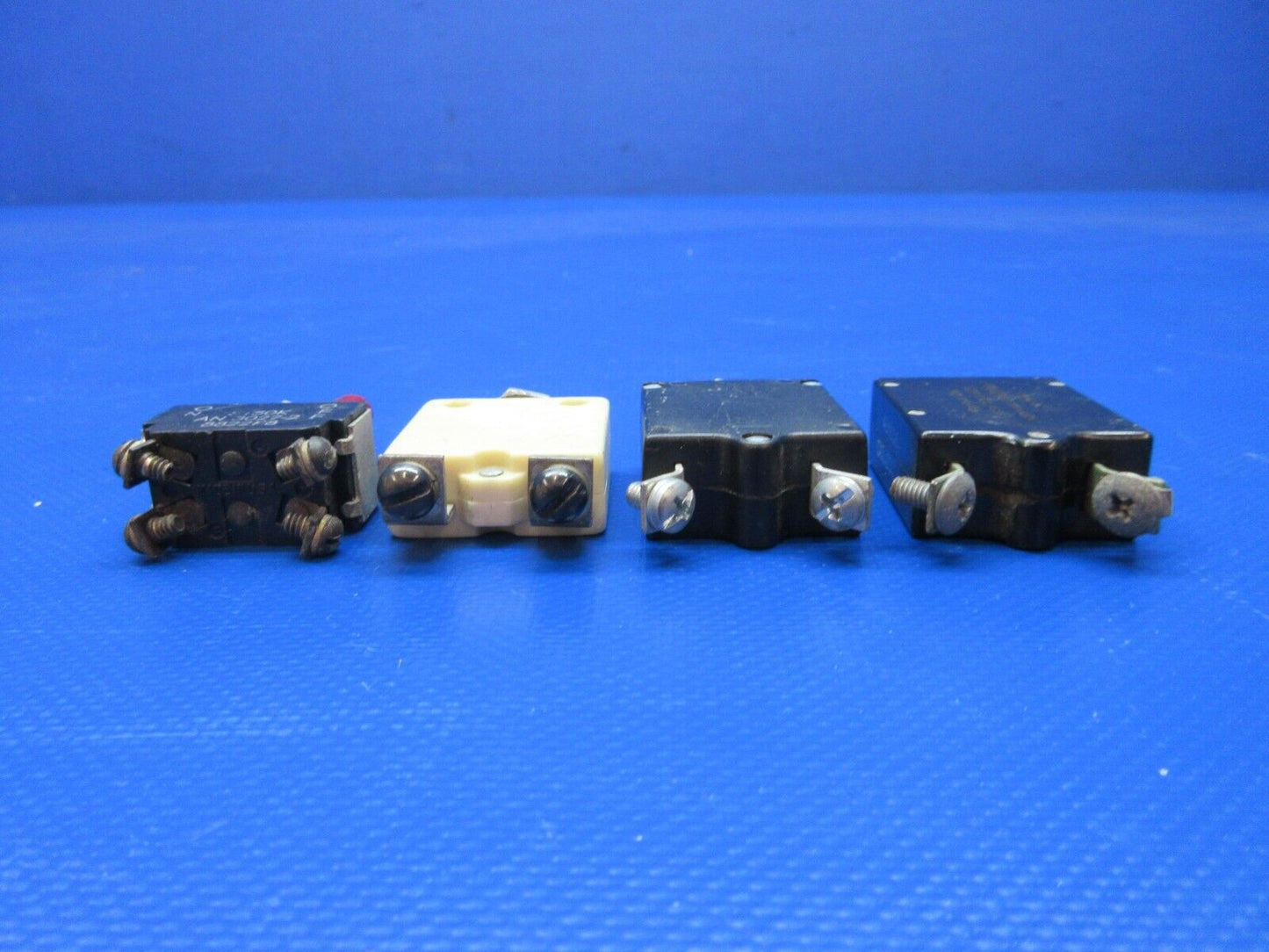 Piper PA-28-180 Circuit Breakers & Switches P/N 7277-2-2 LOT OF 20 (1124-1476)