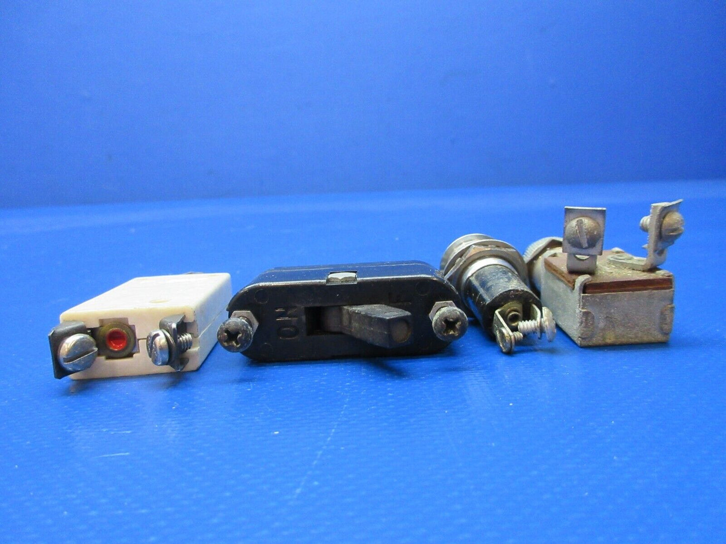 Piper PA-28-180 Circuit Breakers & Switches P/N 7277-2-2 LOT OF 20 (1124-1476)