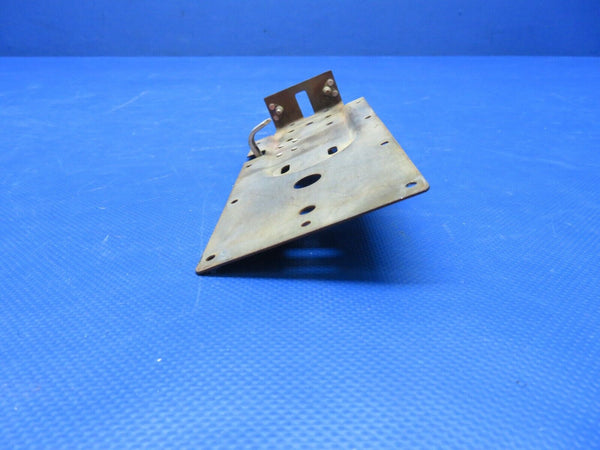 Cessna 150 RH Door Latch Mounting Plate & Housing Assy P/N 0413388-1 (0724-1832)