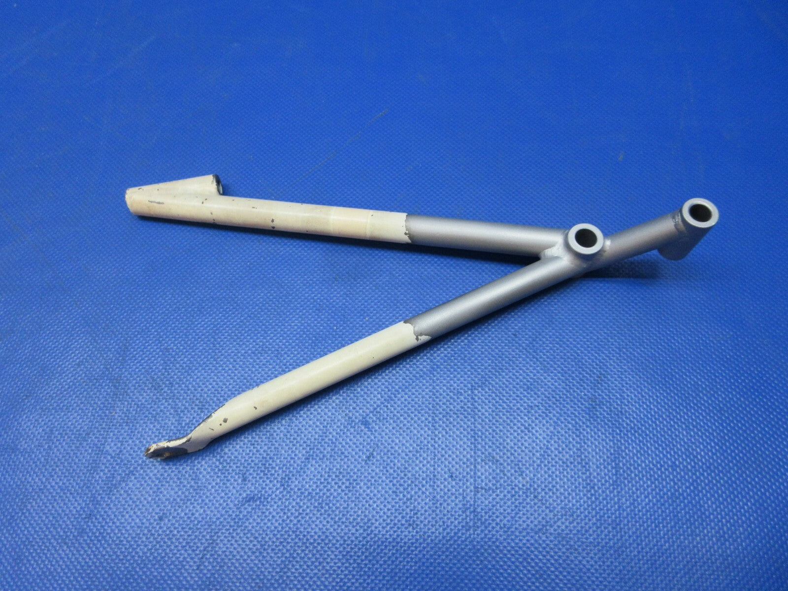 Cessna 177RG Cardinal Support Main Gear Door Actuator RH P/N 2041014-2 (0818-59)0