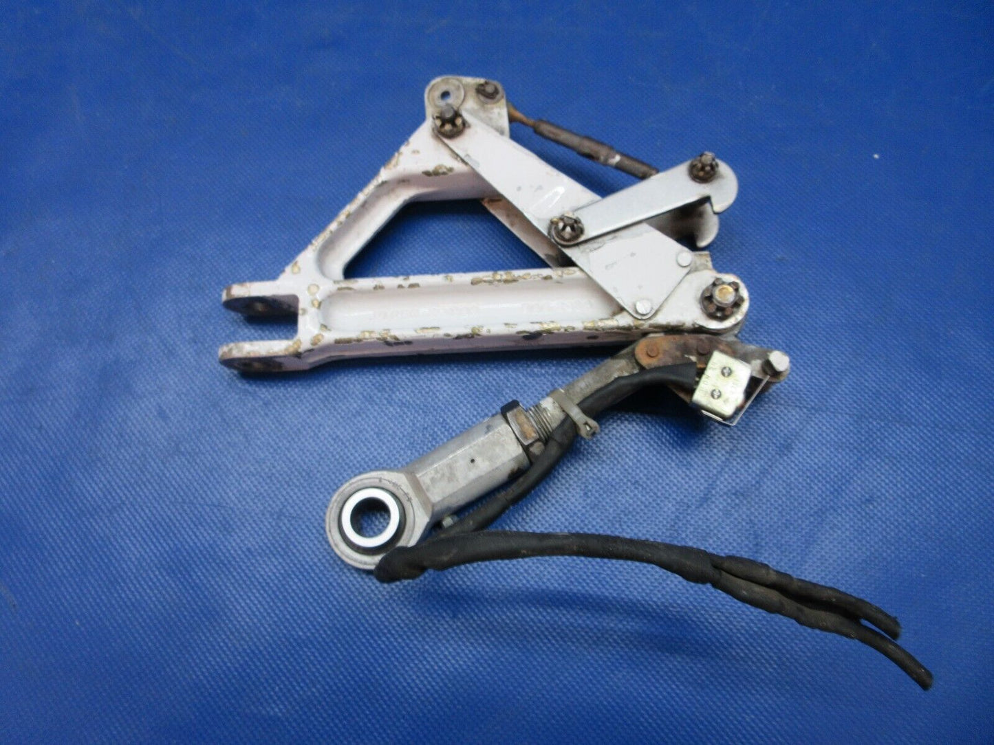 Piper PA-34-200T Seneca II RH MG Truss Assy w/ Switch P/N 78721-03 (0924-1374)
