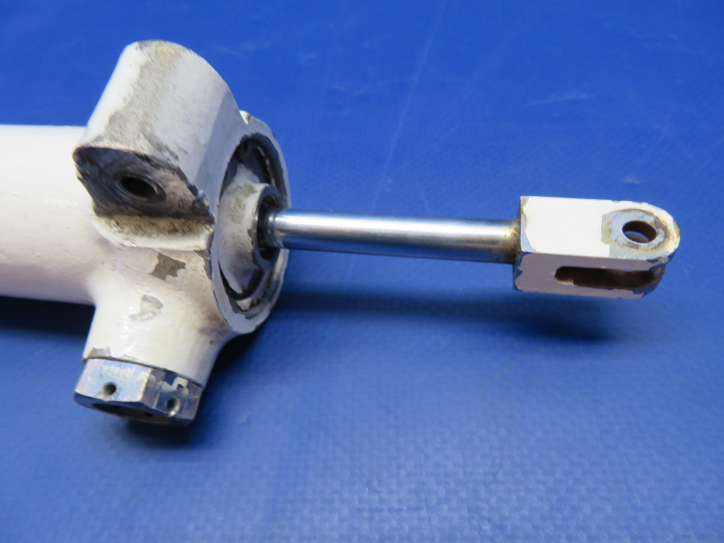 Cessna 310 / 310I Shimmy Dampener P/N 0842400-1 (0326-887)1