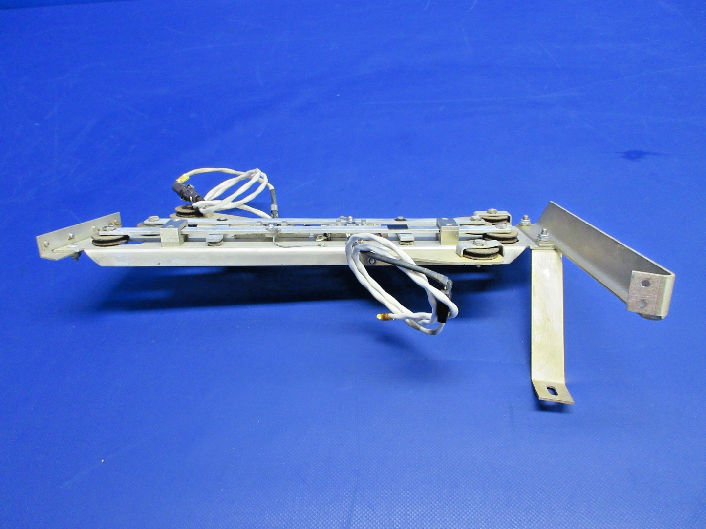 Beech D95A Travel Air Edo-Aire Mitchell 1C647-425 Trim Sensor Bracket (0326-838)4