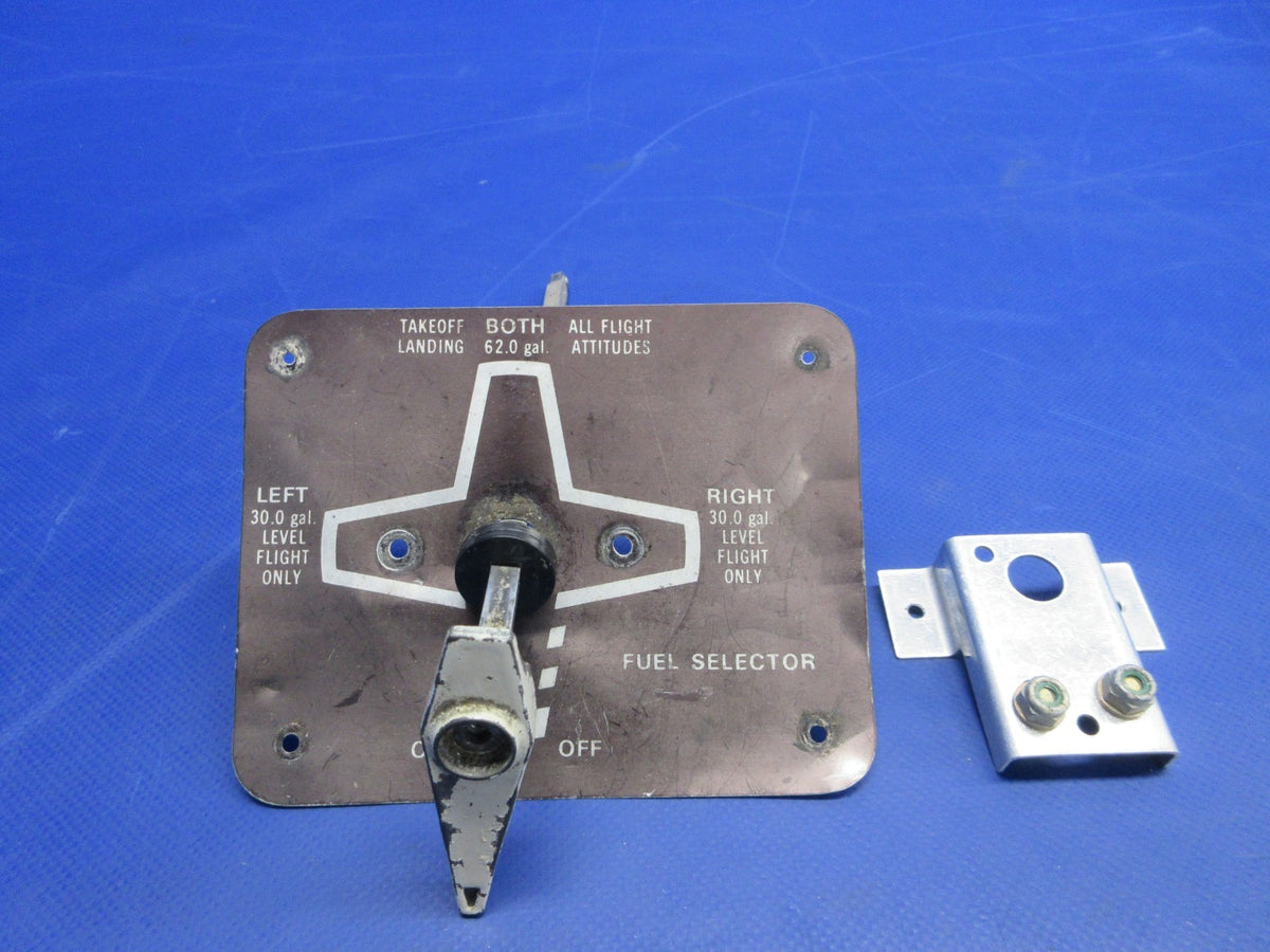 Cessna 172 / 172RG Fuel Selector Valve Shaft & Handle P/N 0716623-6 (0626-859)0