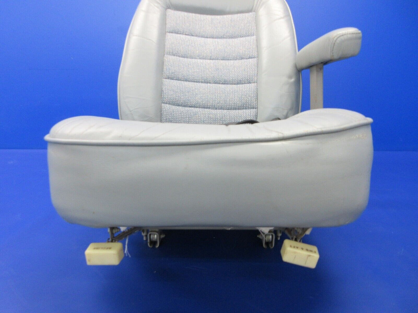Cessna 310 / 310R LH Center Seat P/N 0812874-10 (1124-1436)