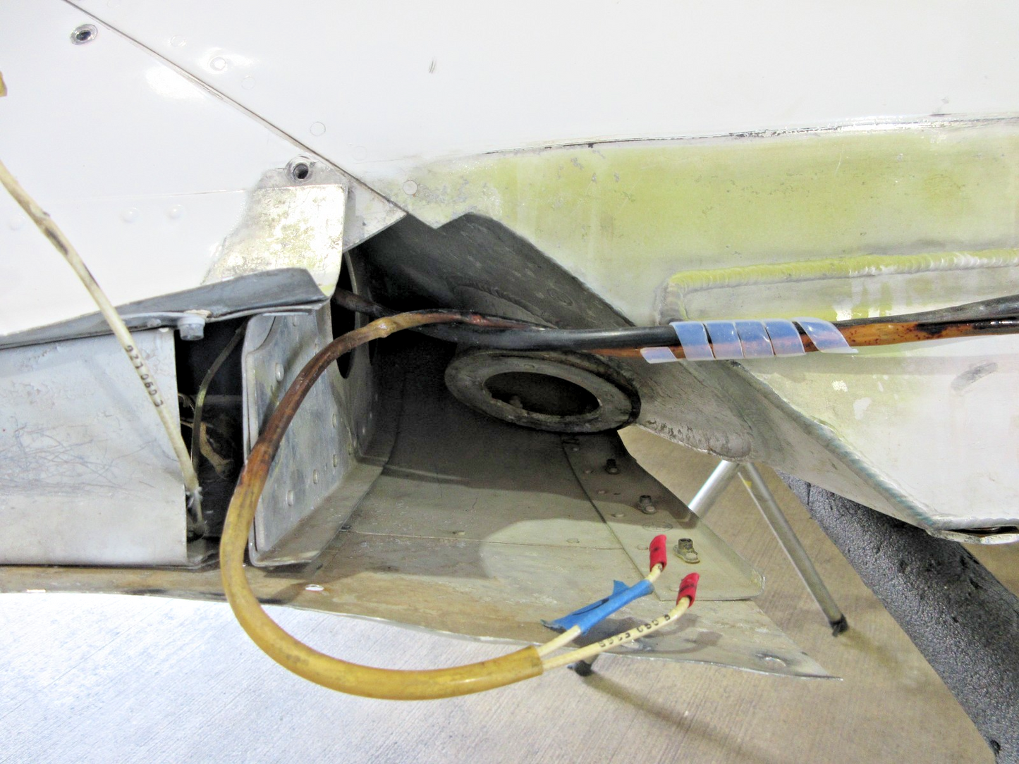 Cessna 310N Wing Tip Tank LH P/N 5092300-5 w/ Rear Fairing & Nose Cap (0626-823)5