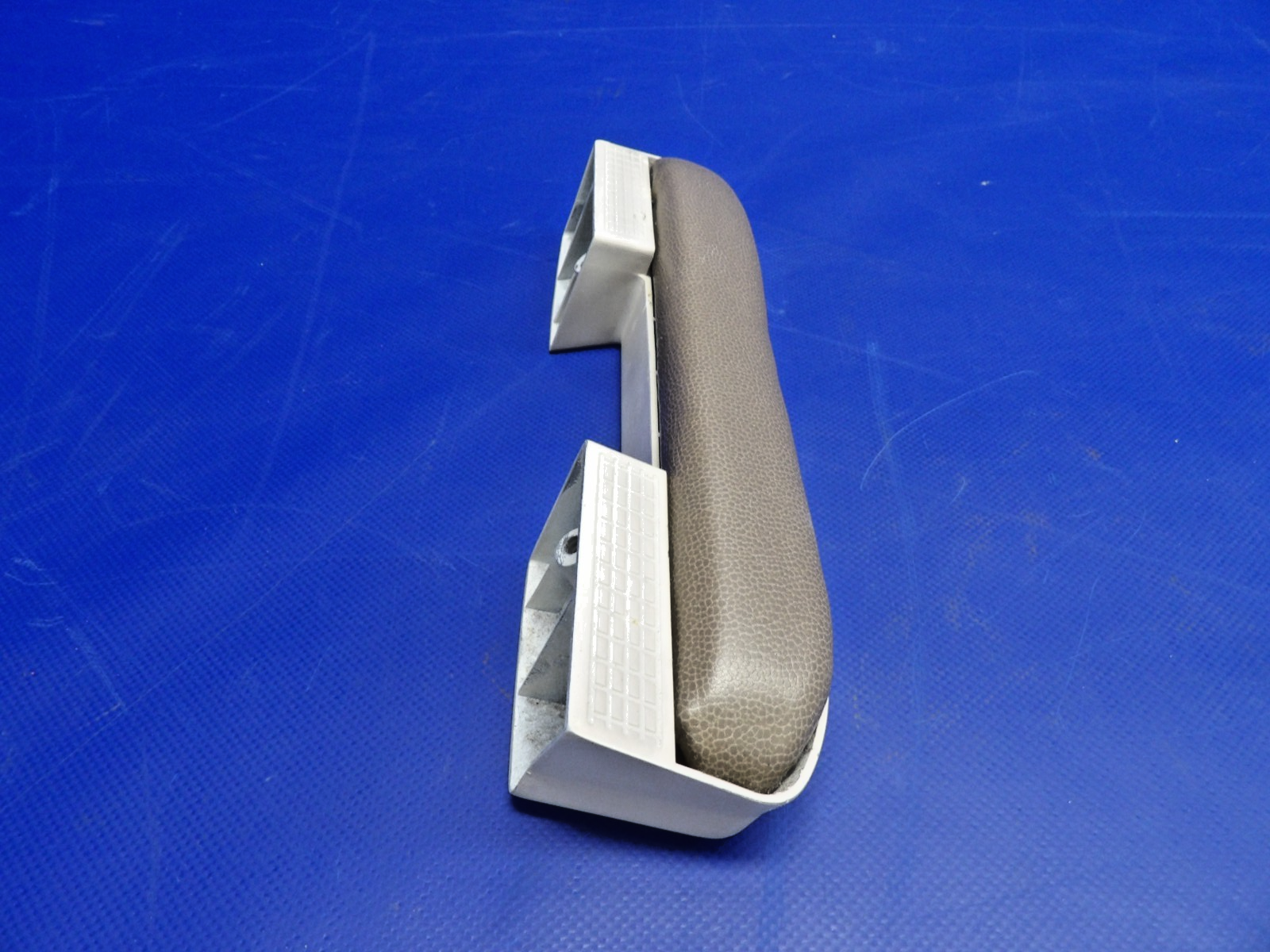 Cessna 172 / 172G Cabin Door Armrest P/N 1414082-18 (0326-1226)3