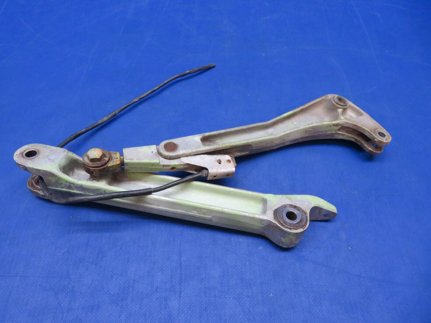 Cessna 310 RH Side Brace Link LWR & Upper w/ Bellcrank 0841102-4 (1123-374)