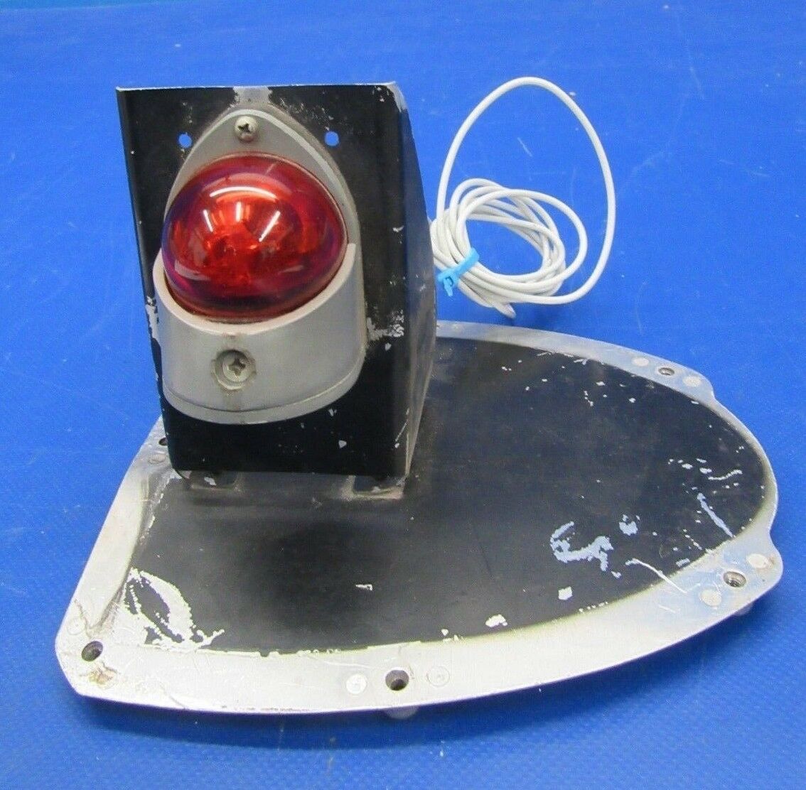Cessna 310 Wing Nav Light & Bracket Red 0823200-1, 5618106-17 (1118-135)