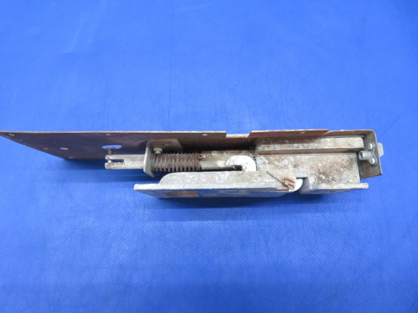 Cessna 150 / 150L LH Cabin Door Latch Assy P/N 0413387-3 FOR PARTS (0823-609)